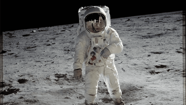 Cái túi bỏ quên của Phi Hành Gia Neil Armstrong